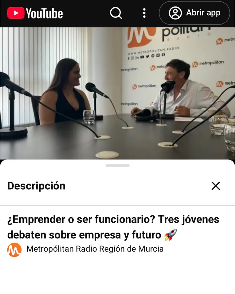 Ángela Bayo en los estudios de Metropólitan Radio Región de Murcia durante el debate ¿Emprender o ser funcionario?