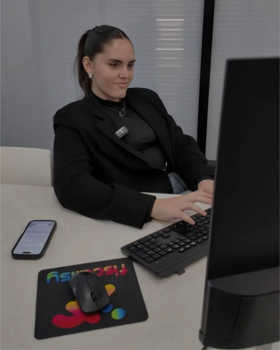 Ángela Bayo trabajando en la oficina de Fiscalisy frente al ordenador
